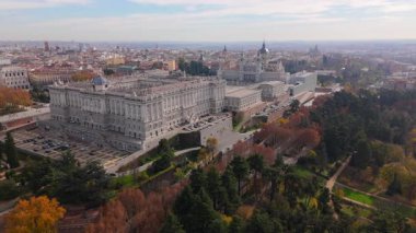 Kraliyet Sarayı ve Almudena Katedrali 'ni saran nefes kesici görüntüler Madrids' in zengin tarihini ve inanılmaz mimari güzelliğini ve tasarımını gözler önüne seriyor.