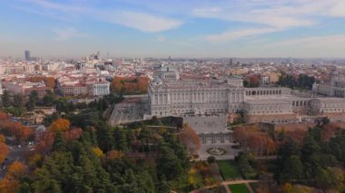 Madrids Kraliyet Sarayı ve Almudena Katedrali 'nin çarpıcı hava manzaralarının tadını çıkarın. Olağanüstü mimarilerini ve dünya çapında sayısız ziyaretçinin yaşadığı güzel manzaralarını sergiliyorlar.