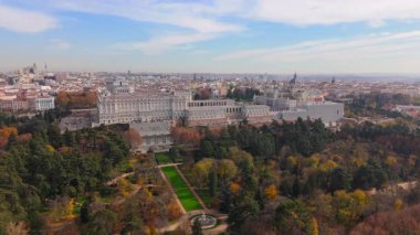 Muhteşem Madrid Kraliyet Sarayı 'nın göz kamaştırıcı hava manzaralarını keşfedin. Enfes ve karmaşık mimarisini canlı doğal manzaraların arka planına güzel bir şekilde yansıtın.