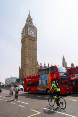 Londra 30.04.2025. Londra 'nın canlı atmosferini ikonik Big Ben, klasik kırmızı otobüsler ve hevesli bisikletçiler ile yaşayın. Şehir dinamik yaşamını ve zengin mimari tarihini sergiliyorlar. 