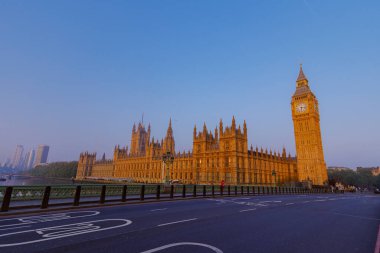 Londra 'daki Parlamento Binaları ve Big Ben' in çarpıcı alacakaranlık manzarasına hayran kaldım. Tarihi mimari ve canlı şehir titreşimleri bu istikameti unutulmaz kılıyor.