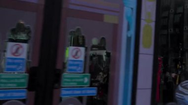 Londra 04.28.2025 Polis memurları, Londra 'nın sembolik simgeleriyle birlikte at sırtında ustalıkla, kamu güvenliğini sağlamak amacıyla, parlamentonun etkileyici binaları gibi, hareketli caddelerde gezinirler.