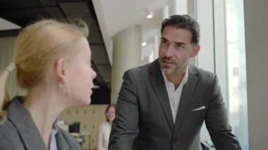 Modern yoğun ofis, çeşitli iş adamları, ortak hedeflere ve genel anlamda başarıya ulaşmak için takım çalışması ve işbirliğinin önemini vurgulayan tartışmalar ve beyin fırtınalarıyla meşgul olurlar.