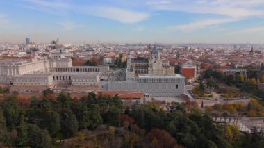 Kraliyet Sarayı ve Almudena Katedrali 'nin çarpıcı görüntülerini gözler önüne seren hava çekimlerinde, Madrids ortaçağ mimarisi ve büyüleyici şehir manzaraları kalıcı bir etki bırakıyor.