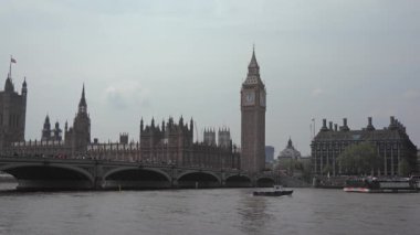 Londra 04.28.2025. Büyük Ben ve Parlamento Evleri 'nin yer aldığı çarpıcı manzara Londonlar' ın zengin mimari güzelliğini resimli Thames Nehri 'yle birlikte güzel bir şekilde gözler önüne seriyor.