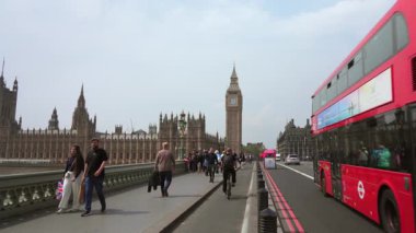 Londra 04.28.2025. Londra 'nın gerçek özü, Westminster Köprüsü' ndeki hareketli aktiviteyle birlikte Big Ben 'in çarpıcı manzarasını görmektir. Canlı şehir yaşamını gösteren mükemmel bir sahne oluşturur.