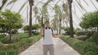 Moda, genç blog yazarı egzotik doğal ortamda seyahat ederken videolar yayınlıyor. Kafkasyalı öğrenci seyahat hakkındaki video bloğu için video kaydediyor. Yüksek kalite 4k görüntü