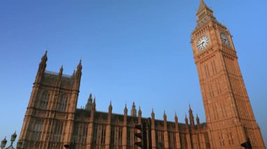 Muhteşem Büyük Ben 'in ve parlamentonun tarihi evlerinin çarpıcı görüntüsünü yakalayın. Canlı renkler ve Londra' yı güzel bir şekilde tanımlayan muhteşem ikonik mimari sergileniyor.