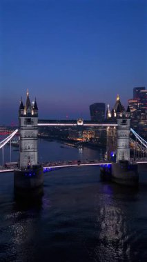 Londra Alacakaranlık, İngiltere 'deki ikonik Tower Köprüsü' nün nefes kesici 4K hava manzarası, alacakaranlıkta eşsiz bir şekilde aydınlatılmış, Londra 'nın ikonik silueti tüm ziyaretçilerin görmesi ve hayranlık duyması için.