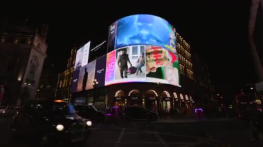 Londra 04.28.2025. Muhteşem gece manzarası ikonik Piccadilly Sirki, çeşitli canlı dijital reklam panolarıyla güzelce aydınlatılmış, etkin bir şekilde, Londra, İngiltere