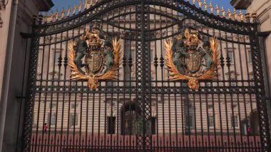 Londra 04.28.2025. Buckingham Sarayı 'nın muhteşem kapılarının yakın plan çekimleri. Karmaşık tasarımlarını vurguluyorlar. Londra 'nın ikonik simgesi seyahat meraklıları ve kültür severler için olmazsa olmaz bir ziyaret.