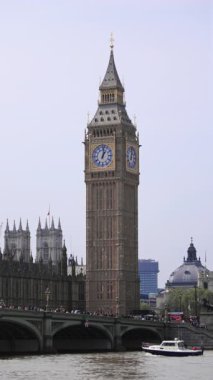 Büyük Ben 'in Thames Nehri üzerinde görkemli bir şekilde yükselen muhteşem manzarasını tecrübe edin. Londra' nın olağanüstü mimari güzelliğini ve zengin tarihsel önemini gözler önüne seren güzel bir manzara.