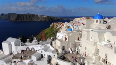 Mikonos Yunanistan 'ı, güzel Ege Denizi' ne karşı ikonik beyaz binalar ve mavi kubbelerle baş döndürücü hava manzaralarıyla tecrübe ederek, manzaralı güzellik ve keşif aşıkları için mükemmel bir yer haline geldi.
