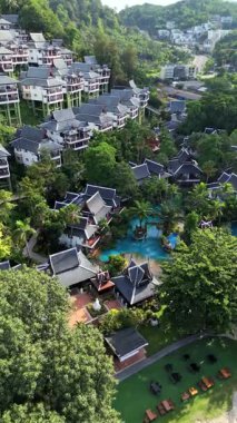 İnsansız hava araçları tarafından çekilen nefes kesici turkuaz yüzme havuzlarını ve Phuket 'in canlı kireçtaşı tepelerini gösteren çarpıcı hava görüntülerini araştırın. Büyüleyici tropikal cennet ziyaretinizi sabırsızlıkla bekliyor.