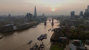 Alacakaranlıktaki Londons Tower Bridge 'in çarpıcı hava manzarası Thames Nehri' ne karşı ufuk çizgisini gösteriyor. Şehir güzelliği ve doğal ışıklandırmanın mükemmel bir karışımı.