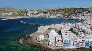 Mykonos 'un hava görüntülerinde canlı mavi Ege Denizi ile çelişen büyüleyici beyaz yapılar sergileniyor. Güzellik ve rahatlama arayan gezginler için ideal bir resim sahnesi yaratıyor.