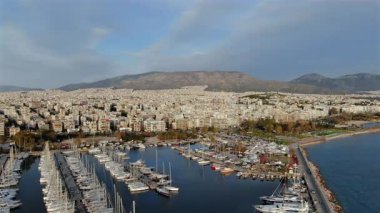 Canlı kültürü, güzel plajları ve her ziyaretçiyi büyüleyen büyüleyici mimarisiyle bilinen popüler Yunan turizm beldesi Mykonos 'un nefes kesici insansız hava aracı görüntülerinin tadını çıkarın.