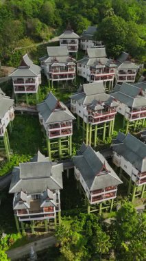 Phuket Adaları 'nın nefes kesici hava manzarasını deneyimleyin. Kireçtaşı tepeleri ve kristal berrak turkuaz suları. Bu tropikal cennet görmeniz gereken muhteşem bir manzara.