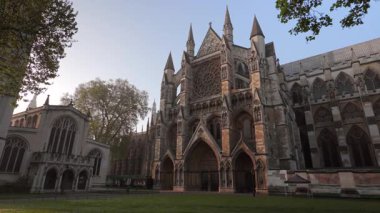 Westminster 'ın çarpıcı gotik mimarisini keşfedin. Detaylarıyla ve görkemli tasarımıyla tanınır. Yeşilliklerle zenginleşir.