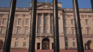 Londra 04.28.2025. Buckingham Sarayı 'nın süslü kapılarının nefes kesici görüntüsü hayranlık uyandırıcı, karmaşık mimari detaylar ve muhteşem ihtişam ile İngiltere, Londra' da takdire şayan olabilir.