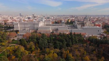 Havadan çekimler Madrid Kraliyet Sarayı 'nı güzel bir şekilde yakındaki ikonik Santa Maria la Real de La Almudena Katedrali' nin yanında etkileyici ortaçağ tasarımını vurguluyor.