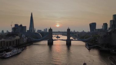 Londonların ikonik ufuk çizgisinin büyüleyici alacakaranlık manzarasını keşfedin. Muhteşem Tower Köprüsü 'nü muhteşem Thames Nehri suları üzerinde güzelce aydınlatıyorsunuz.
