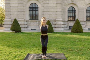 Göçebe bir kadın dışarıda yoga yapmaya başlıyor. Sersemletici ve resim gibi doğal bir yerde gücünü ve sükunetini güzel bir şekilde gösteriyor. Yeşillik ve güneş ışığıyla dolu.