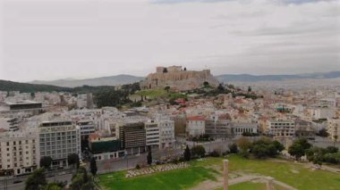 Tarih meraklıları ve meraklı gezginler için ikonik Akropolis ve Partenonzorunlu ziyaretlerin yer aldığı Atina UNESCO Dünya Mirası Sahasının nefes kesici hava manzaralarını keşfedin