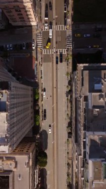 San Franciscos 'un karmaşık caddelerini, karmaşık trafiğini, eşsiz mimarisini ve büyüleyici kuş bakışı manzaralı kentsel yaşamını gözler önüne seren baş döndürücü hava fotoğrafçılığı.