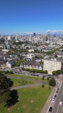 San Francisco 'nun canlı ve canlı atmosferini keşfedin, göz kamaştırıcı ufuk çizgisi manzaraları, yemyeşil parklar ve ikonik mimari binalar hepsi berrak ve güzel mavi gökyüzü altında.