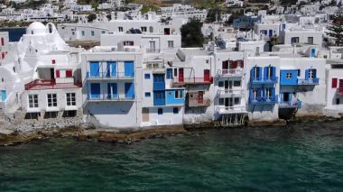Geleneksel mavi aksanlı beyaz evlerin Yunan mimarisinin, zengin kültürünün ve muhteşem manzaralı güzelliğin özünü vurguladığı Mykonos 'ta şaşırtıcı deniz manzarası