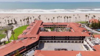 Oxnard, California 'nın nefes kesici hava görüntüleri, güzel plajlar, çeşitli manzaralar, ve eşsiz kıyı mimarisi rahatlama ve macera için mükemmel bir yer.