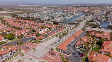 Oxnard, California 'nın nefes kesici hava manzaralarını keşfedin. Güzel deniz kenarlarını ve bu canlı topluluğun eşsiz cazibesini somutlaştıran iyi tasarlanmış mahallelerini vurgulayın.