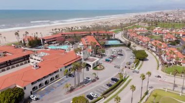 Hava görüntüleri Oxnard, California 'nın büyüleyici sahil manzaralarını, canlı manzaralarını, büyüleyici deniz kenarı mimarisini, kasabaların cazibesini ve güzelliğini gözler önüne seriyor.