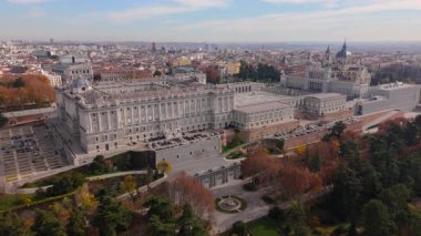 Madrid 'deki Kraliyet Sarayı' nın nefes kesen hava manzarası canlı şehir manzarasına karşı çarpıcı bir tezat oluşturuyor ve arka planda belirgin bir şekilde muhteşem Almudena Katedrali 'ni gözler önüne seriyor.