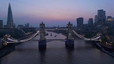 Nefes kesici hava görüntüleri muhteşem Tower Köprüsü 'nü çekiyor. Alacakaranlıkta muhteşem bir şekilde aydınlatılıyor. Londra' nın büyüleyici ufuk çizgisini Thames Nehri 'ne yansıtıyor.