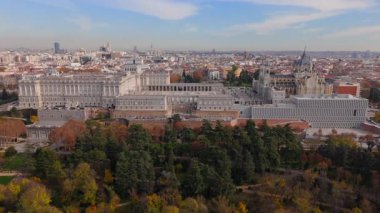 Madrid Kraliyet Sarayı 'nın nefes kesen hava görüntüleri ve etkileyici Almudena Katedrali bu tarihi yapıların olağanüstü mimari güzelliğini gözler önüne seriyor.