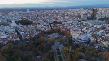 Madrids 'in ikonik simgelerinin nefes kesen hava manzaralarını keşfetmek, özellikle gün batımında Puerta de Alcala gibi, tüm şehir canlı ve büyüleyici renklerle aydınlatıldığında.
