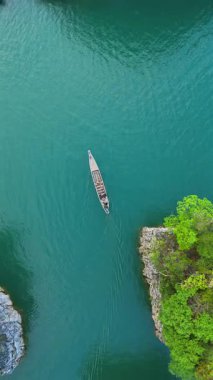Phuket Adası 'nın nefes kesici ve çarpıcı güzelliğini deneyimlerken kristal berrak sularını ve kireç taşı oluşumlarını yakalayan insansız hava aracı görüntülerinin tadını çıkarın.