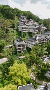 Phuket Adası 'nın nefes kesici güzelliğini, berrak mavi sularının, kireçtaşı tepelerinin ve heyecan ve rahatlama arayan gezginler için verimli manzarasının insansız hava aracı görüntüleriyle deneyimleyin.