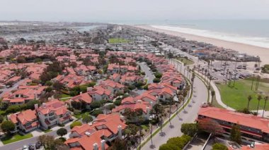Oxnard, California 'nın nefes kesici ve büyüleyici hava görüntüleri, büyüleyici sahil manzaraları, canlı yeşillikleri ve ziyaretçilerin bayıldığı büyüleyici okyanus manzaraları.