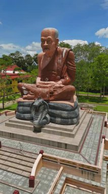 Wachiramongkol Wat Bang Thong, Tayland 'ın Krabi eyaletindeki ünlü bir tapınak. Çok güzel bir Budist tapınağı. Ve bir çok ziyaretçi tapınağı ziyarete gelir..
