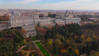 Madrid Kraliyet Sarayı 'nın nefes kesici hava manzarası etkileyici ihtişamını, güzel bahçelerini ve yakınlardaki büyüleyici Almudena Katedrali' ni aydınlatıyor.