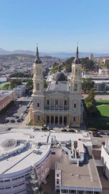 San Franciscos 'un nefes kesici hava manzaralarını keşfedin çarpıcı mimarisi, tarihi binalar, ve berrak bir gökyüzü altında canlı şehir manzaraları, herkesi eşsiz cazibesinin kıymetini bilmeye davet ediyor.