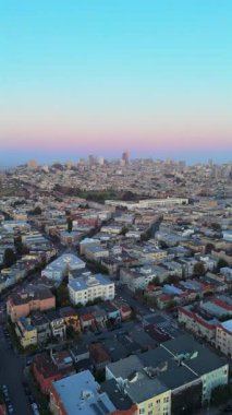 San Francisco 'nun büyüleyici hava manzarası şehrin nefes kesici ufuk çizgisini, alacakaranlıkta gökyüzünün canlı ve renkli renkleriyle birlikte güzel bir şekilde gözler önüne seriyor, nefes kesici bir görsel deneyim yaratıyor.