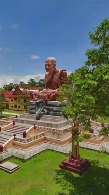Wachiramongkol Wat Bang Thong, Tayland 'ın Krabi eyaletindeki ünlü bir tapınak. Çok güzel bir Budist tapınağı. Ve bir çok ziyaretçi tapınağı ziyarete gelir..