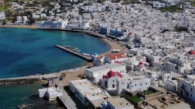 Son derece popüler bir Yunan turizm merkezi olan Mykonos 'un büyüleyici güzellikteki plajları ve hareketli gece hayatı sahneleriyle kendini nefes kesici drone görüntülerine daldır.