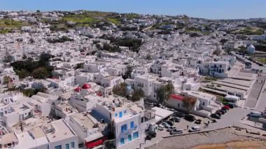 Muhteşem Mykonos Adası 'nın nefes kesen hava aracı görüntüleri, ikonik beyazlatılmış binalarını güzel kıyı şeritlerine karşı sergiliyor.