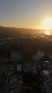 Güneş batarken San Francisco 'daki görkemli Güzel Sanatlar Sarayı' nın nefes kesen hava manzarası inanılmaz mimariyi ve çevresindeki güzel manzaraları aydınlatıyor.