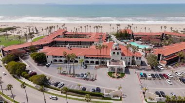 Göz kamaştırıcı hava aracı görüntüleri Oxnard, Kaliforniya 'da nefes kesici okyanus manzarası ve rahatlama ve keyif için mükemmel bir tasarım sunan güzel bir sahil beldesi gösteriyor.